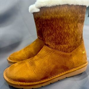 Michael kors boots size 4